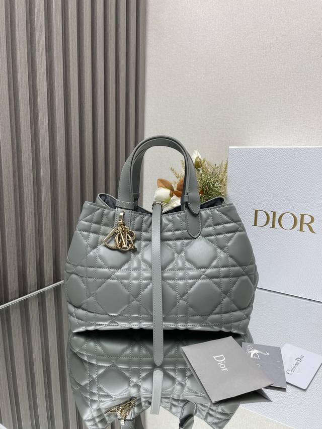 原厂高配版本 Dior Toujours 手袋〔灰色中号〕 这款Dior Toujours 手袋于二零二三春夏系列发布秀精彩亮相,休闲实用的设计别具一格.采用灰 - 点击图像关闭