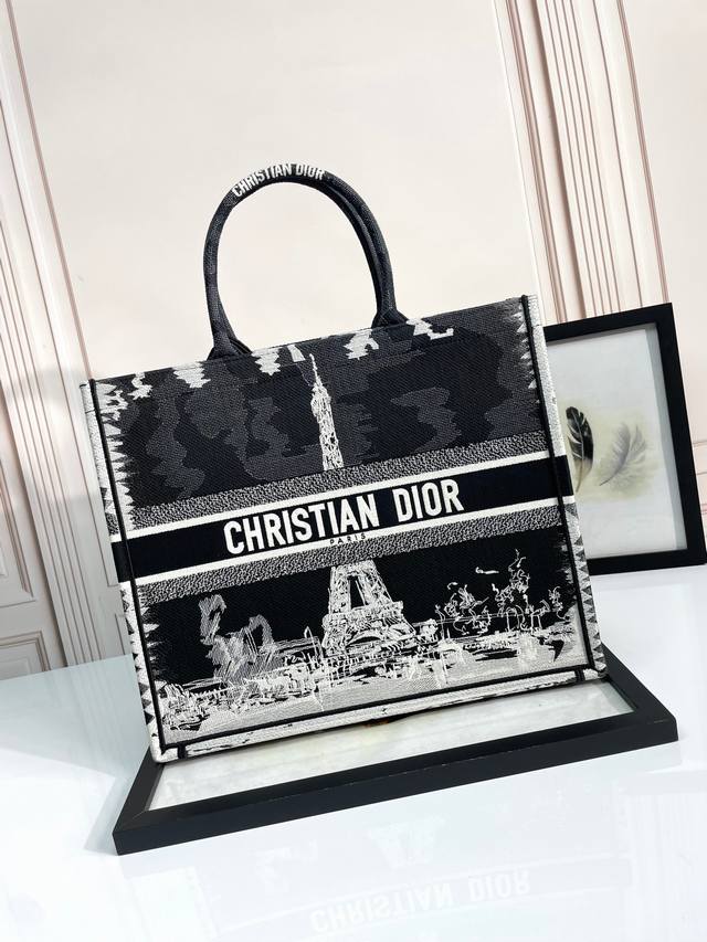 顶级原厂 配全套包装 托特 黑巴黎铁塔大42Cm 这款 Book Tote 手袋由 Dior 女装创意总监玛丽亚 嘉茜娅 蔻丽 Maria Grazia Chi