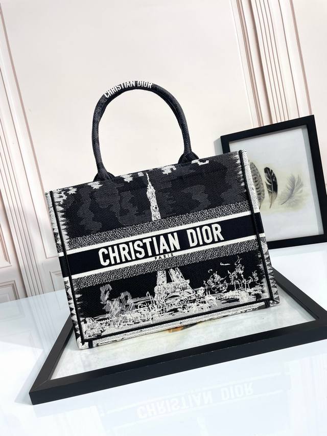顶级原厂 配全套包装 托特 黑巴黎铁塔36Cm 这款 Book Tote 手袋由 Dior 女装创意总监玛丽亚 嘉茜娅 蔻丽 Maria Grazia Chiu