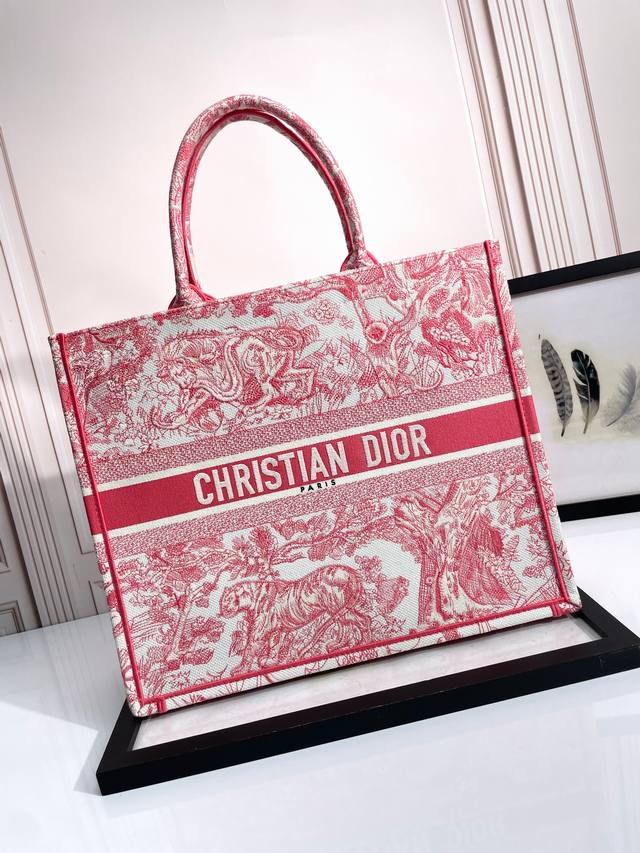 顶级原厂 配全套包装 托特 梅红虎大42Cm 这款 Book Tote 手袋由 Dior 女装创意总监玛丽亚 嘉茜娅 蔻丽 Maria Grazia Chiur