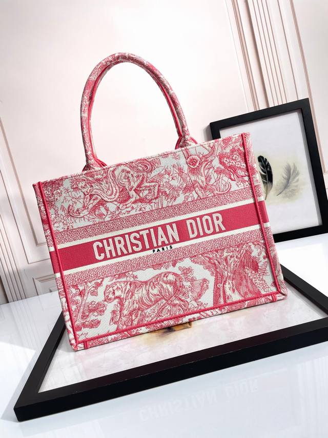 顶级原厂 配全套包装 托特 梅红虎中36Cm 这款 Book Tote 手袋由 Dior 女装创意总监玛丽亚 嘉茜娅 蔻丽 Maria Grazia Chiur