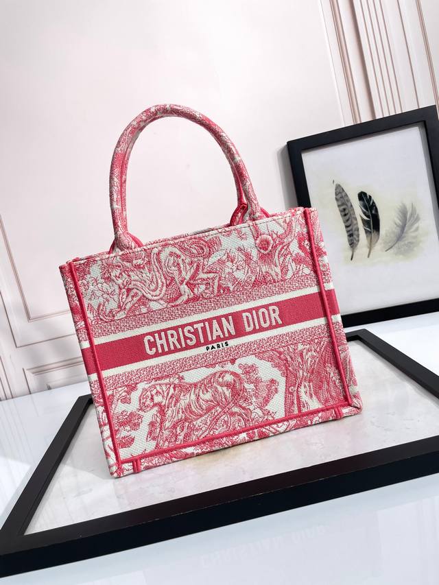 顶级原厂 配全套包装 托特 梅红虎超小26Cm 这款 Book Tote 手袋由 Dior 女装创意总监玛丽亚 嘉茜娅 蔻丽 Maria Grazia Chiu