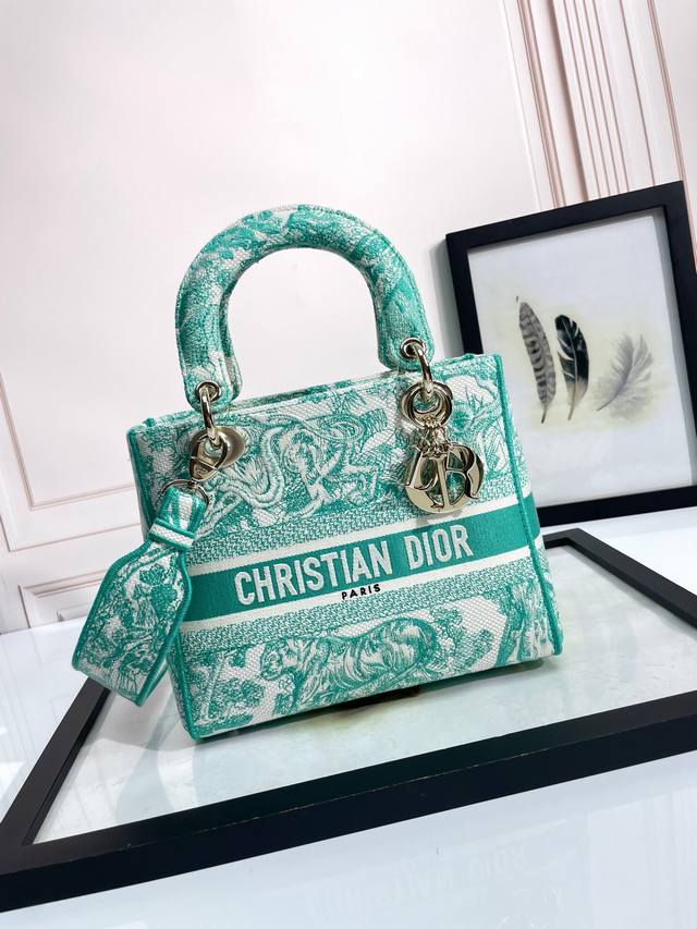 顶级原厂 配全套包装 手袋 绿虎五格刺绣 这款 Lady D-Lite 手袋将经典优雅的气质与时尚风貌融为一体。通体饰以由彼得罗 鲁福 Pietro Ruffo