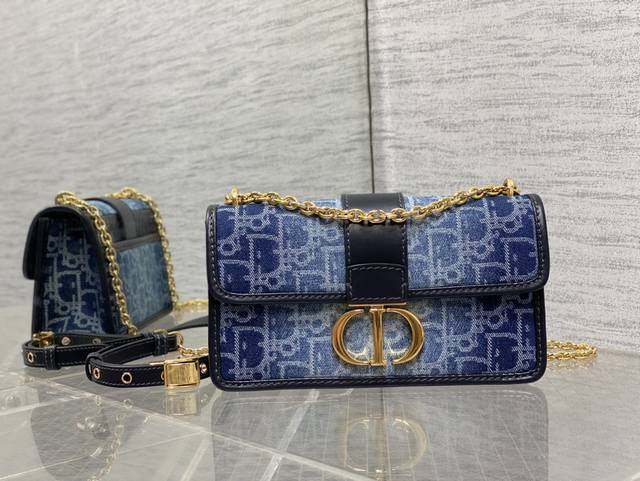 顶级原厂 配全套包装 蒙田小号现货 Montaigne 丹宁系列，被种草了这个包，以不规则的石洗效果焕新演绎经典的字母图案，赋予包全新的风格，渐变效果独特又帅气