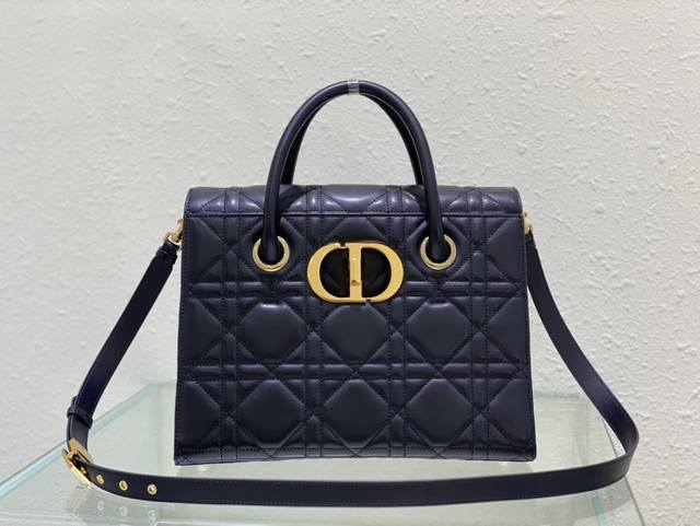 顶级 Dior 30 Montaigne 产品系列灵感源自蒙田大道 30 号，款式经典，彰显 Dior 品牌的标志性风格。这款中号 St Honoré 手袋采用