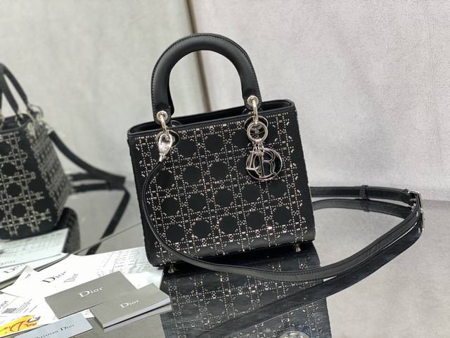 顶级原单 配全套包装 Lady系列最优雅的丝绸包现货 上身自带Bingbing 的效果女王范十足啊，不吹嘘，不追捧，重金购入朕品打造，对丝绸，对颜色，对每一颗钻