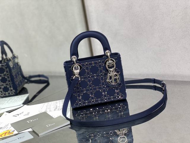 顶级原单 配全套包装 Lady系列最优雅的丝绸包现货 上身自带Bingbing 的效果女王范十足啊，不吹嘘，不追捧，重金购入朕品打造，对丝绸，对颜色，对每一颗钻