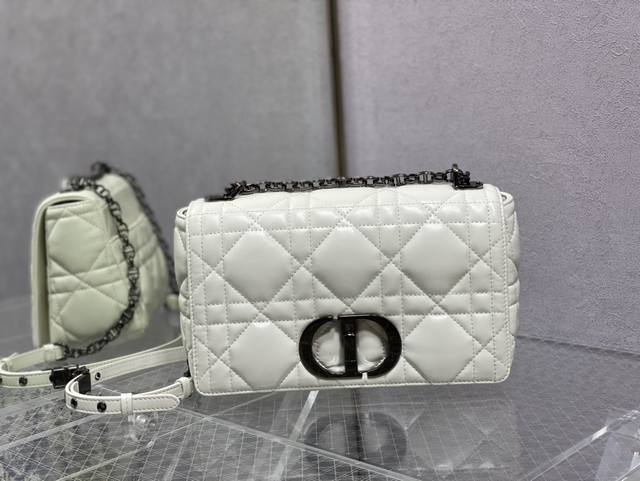 顶级原厂 配全套包装 中号现货 砖柜最新Caro 胖胖包，经典的菱格纹，高质感的枪黑色五金，又优雅又飒，手感极好的小牛皮，精美又别致的链条，多种背法，容量可观，