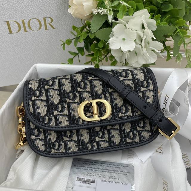 小号 顶级 配全套包装 这款 30 Montaigne Avenue 手袋精致典雅 进一步丰富了经典设计。采用蓝色 Oblique 印花面料精心制作，圆角翻盖曲