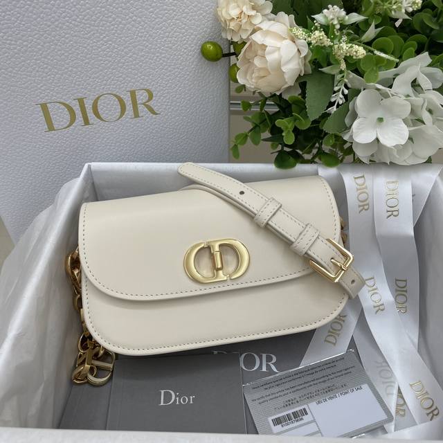 小号 顶级 配全套包装 这款 30 Montaigne Avenue 手袋精致典雅 进一步丰富了经典设计。采用胭脂米色光面牛皮革精心制作，圆角翻盖曲线精致，饰以