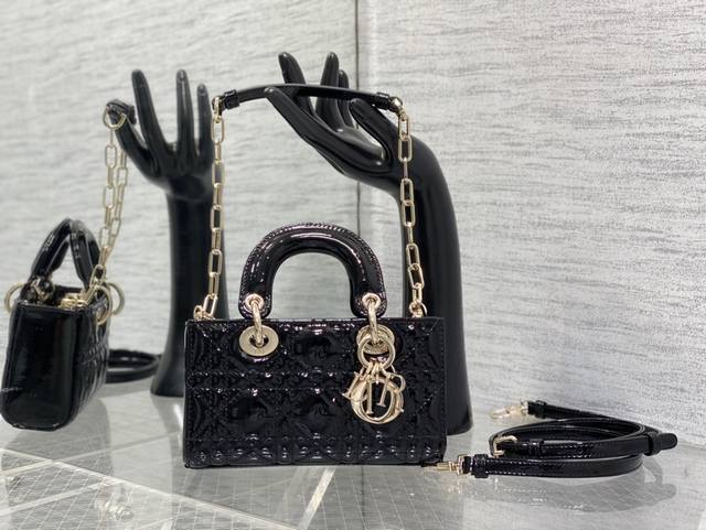 顶级 配全套包装 迷你现货 D-Joy Bag漆皮款 时尚果然就是轮回，回归了一把中古戴妃 长方包形，短链条细长肩带直接封神！！ 复古时髦感超强，真是什么场合都