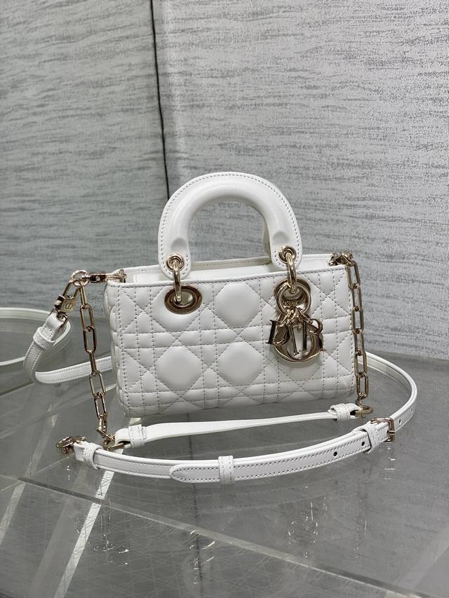 顶级 配全套包装 迷你白色现货 原厂皮内里配羊筋绒D-Joy Bag羊皮款时尚果然就是轮回，回归了一把中古戴妃、长方包形，短链条细长肩带直接封神！！复古时髦感超