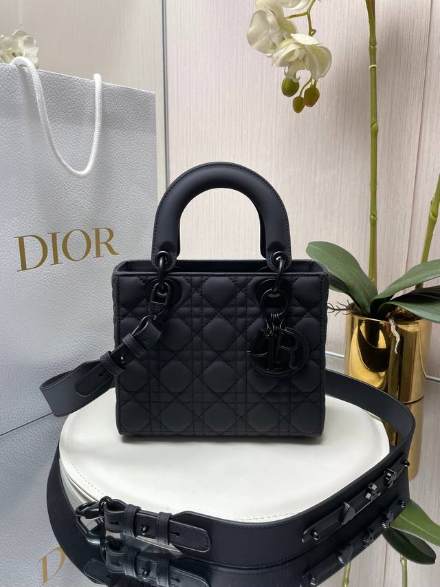 原厂 配全套包装 进口磨砂小牛皮、迪奥戴妃磨砂 四格磨砂皮字母肩带现货 小伙伴们心心念念的Lady磨砂皮终于出四格了,这个大小介于三格和五格之间,既实用又精致, 原厂 配全套包装 进口磨砂小牛皮、迪奥戴妃磨砂 四格磨砂皮字母肩带现货 小伙伴们心心念念的Lady磨砂皮终于出四格了,这个大小介于三格和五格之间,既实用又精致,