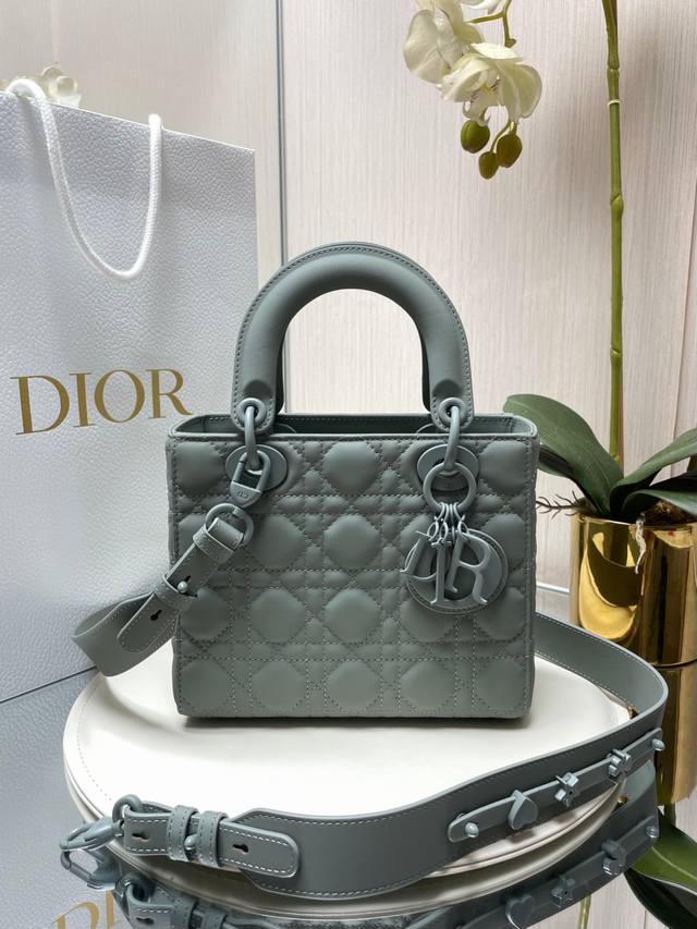 原厂 配全套包装 进口磨砂小牛皮、迪奥戴妃磨砂 四格磨砂皮字母肩带现货 小伙伴们心心念念的Lady磨砂皮终于出四格了,这个大小介于三格和五格之间,既实用又精致, 原厂 配全套包装 进口磨砂小牛皮、迪奥戴妃磨砂 四格磨砂皮字母肩带现货 小伙伴们心心念念的Lady磨砂皮终于出四格了,这个大小介于三格和五格之间,既实用又精致,