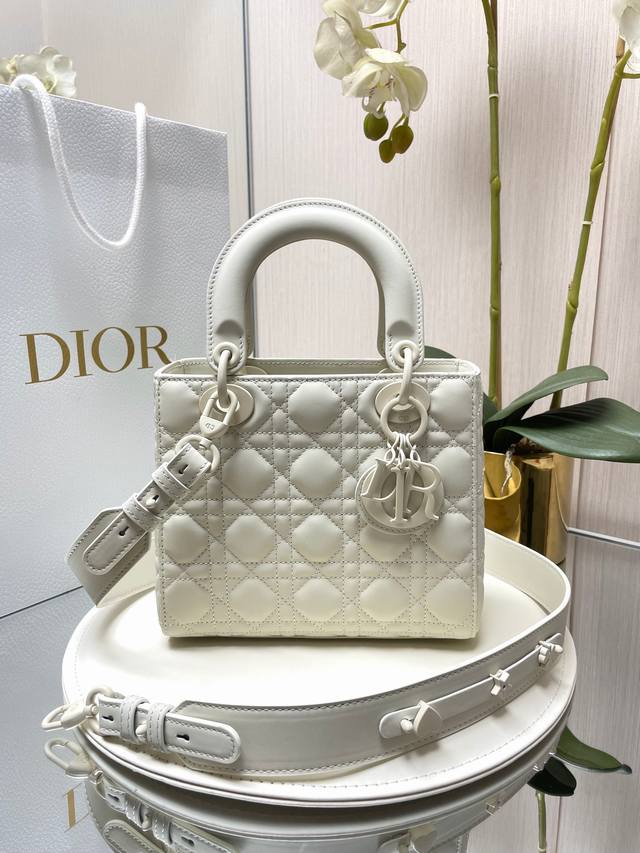 原厂 配全套包装 进口磨砂小牛皮、迪奥戴妃磨砂 四格磨砂皮字母肩带现货 小伙伴们心心念念的Lady磨砂皮终于出四格了，这个大小介于三格和五格之间，既实用又精致，