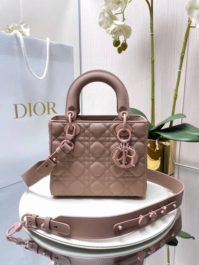 原厂 配全套包装 进口磨砂小牛皮、迪奥戴妃磨砂 四格磨砂皮字母肩带现货 小伙伴们心心念念的Lady磨砂皮终于出四格了，这个大小介于三格和五格之间，既实用又精致，