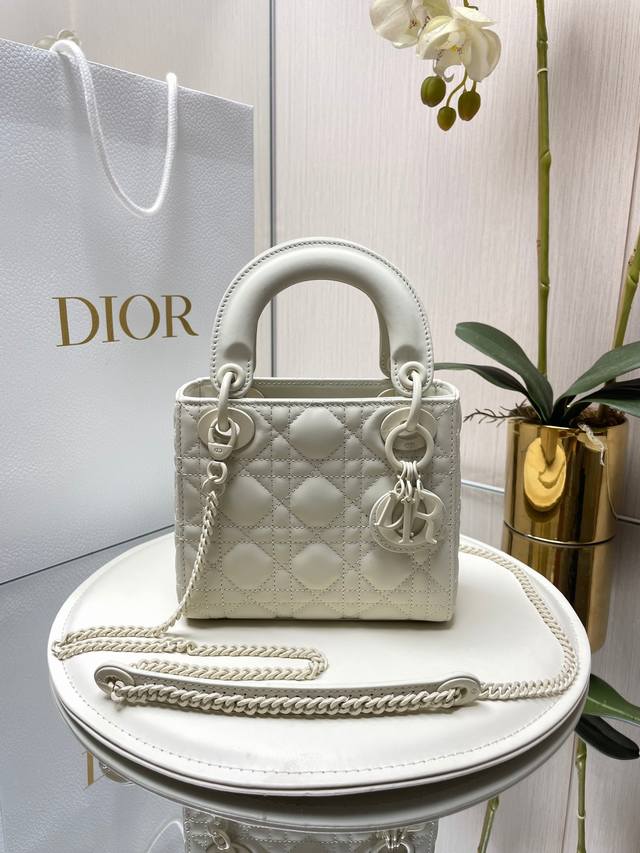 原厂 配全套包装 纯铜五金、进口磨砂小牛皮、迪奥戴妃磨砂 Lady三格磨砂皮现货 雾面系列既实用又精致、磨砂皮又比绵羊皮耐用多了上身又亮眼夺目,可咸可甜、既休闲 原厂 配全套包装 纯铜五金、进口磨砂小牛皮、迪奥戴妃磨砂 Lady三格磨砂皮现货 雾面系列既实用又精致、磨砂皮又比绵羊皮耐用多了上身又亮眼夺目,可咸可甜、既休闲