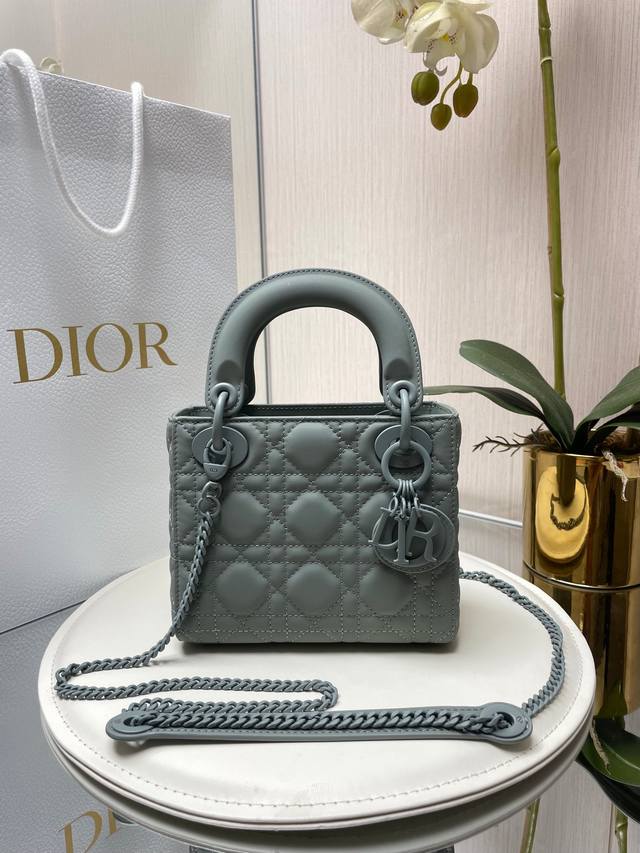 原厂 配全套包装 纯铜五金、进口磨砂小牛皮、迪奥戴妃磨砂 Lady三格磨砂皮现货 雾面系列既实用又精致、磨砂皮又比绵羊皮耐用多了上身又亮眼夺目,可咸可甜、既休闲 原厂 配全套包装 纯铜五金、进口磨砂小牛皮、迪奥戴妃磨砂 Lady三格磨砂皮现货 雾面系列既实用又精致、磨砂皮又比绵羊皮耐用多了上身又亮眼夺目,可咸可甜、既休闲