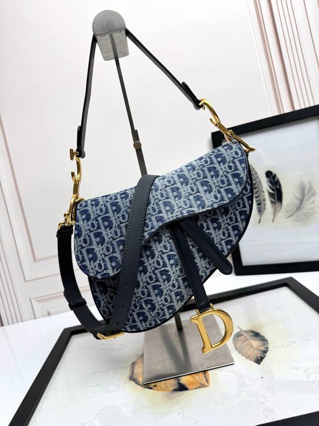 顶级原厂 配全套包装 牛仔兰布 马鞍包加长带款大号 这款标志性的马鞍包突显玛丽亚 嘉茜娅 蔻丽 Maria Grazia Chiuri 的巧妙设计。沿袭传统风格