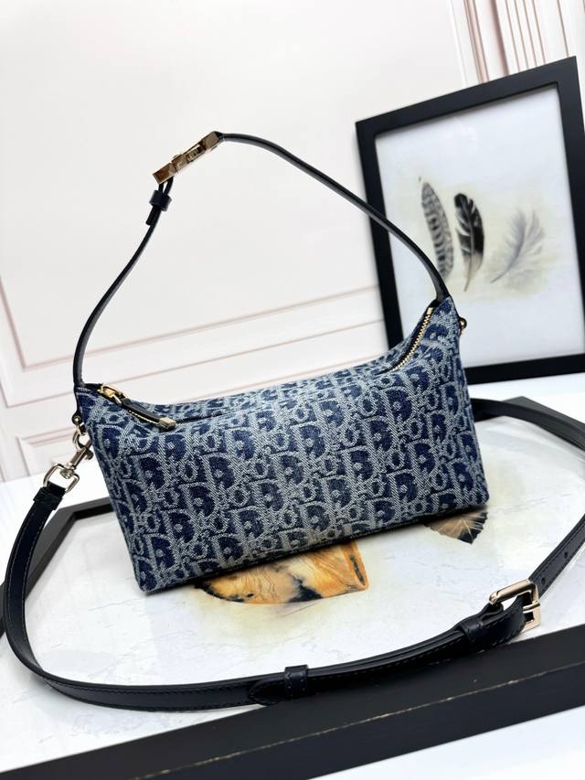 顶级原厂 配全套包装 手拿包 饭盒包加长带款 这款 Diortravel Nomad 手拿包融合多种元素,是一款时尚单品。采用蓝色 Oblique 印花面料精心 顶级原厂 配全套包装 手拿包 饭盒包加长带款 这款 Diortravel Nomad 手拿包融合多种元素,是一款时尚单品。采用蓝色 Oblique 印花面料精心