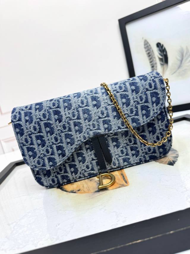 顶级 配全套包装 马鞍链条手袋牛仔D布 采用优质五金 这款马鞍链条手袋是二零二三秋冬成衣系列新品，线条流畅协调，实用而时尚。采用灰色 Oblique 印花面料精