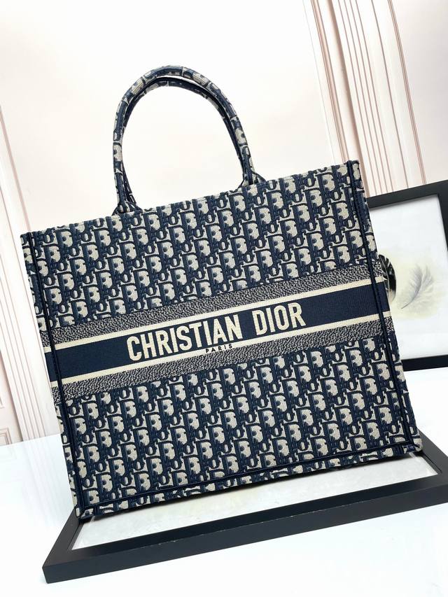 顶级原厂 配全套包装 托特 兰D大号42Cm 这款 Book Tote 手袋由 Dior 女装创意总监玛丽亚 嘉茜娅 蔻丽 Maria Grazia Chiur