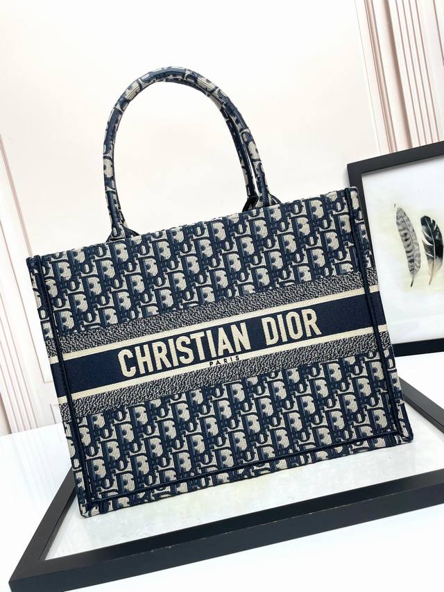 顶级原厂 配全套包装 托特 顶级兰D中号36Cm 这款 Book Tote 手袋由 Dior 女装创意总监玛丽亚 嘉茜娅 蔻丽 Maria Grazia Chi