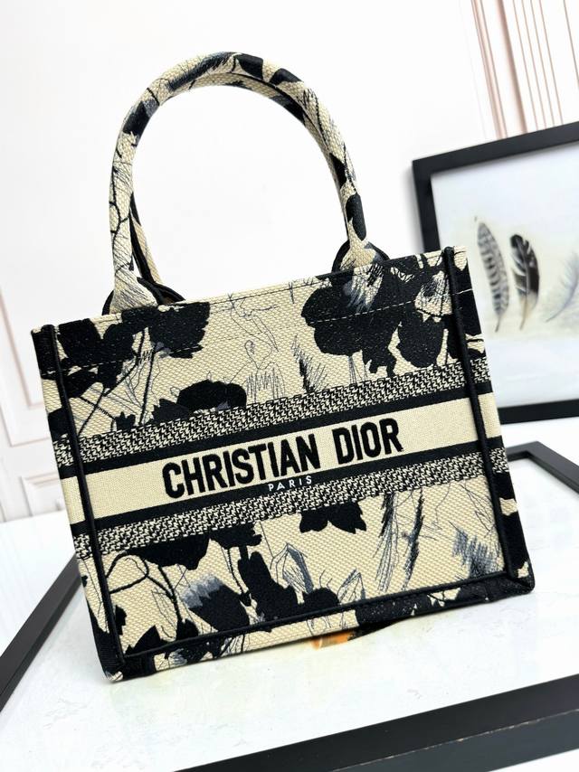 顶级原厂 配全套包装 托特 黑牡丹小26Cm 这款 Book Tote 手袋由 Dior 女装创意总监玛丽亚 嘉茜娅 蔻丽 Maria Grazia Chiur