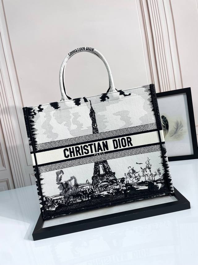 顶级原厂 配全套包装 托特 白巴黎铁塔大42Cm 这款 Book Tote 手袋由 Dior 女装创意总监玛丽亚 嘉茜娅 蔻丽 Maria Grazia Chi