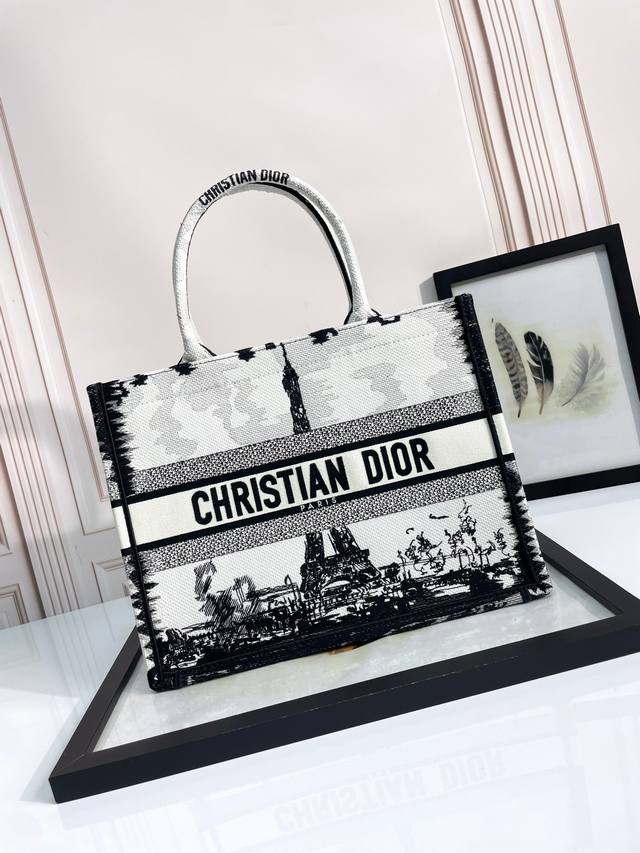 顶级原厂 配全套包装 托特 白巴黎铁塔36Cm 这款 Book Tote 手袋由 Dior 女装创意总监玛丽亚 嘉茜娅 蔻丽 Maria Grazia Chiu