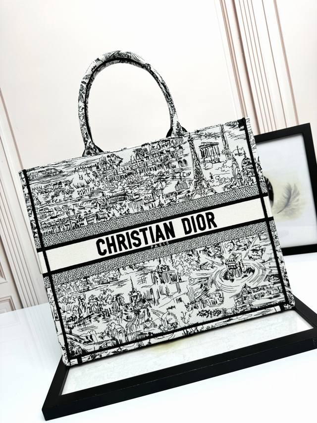 顶级原厂 配全套包装 托特 巴黎街景大42Cm 这款 Book Tote 手袋由 Dior 女装创意总监玛丽亚 嘉茜娅 蔻丽 Maria Grazia Chiu