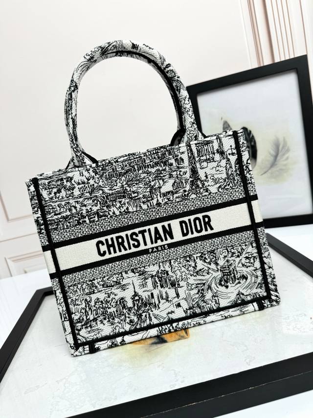 顶级原厂 配全套包装 托特 巴黎街景小26Cm 这款 Book Tote 手袋由 Dior 女装创意总监玛丽亚 嘉茜娅 蔻丽 Maria Grazia Chiu