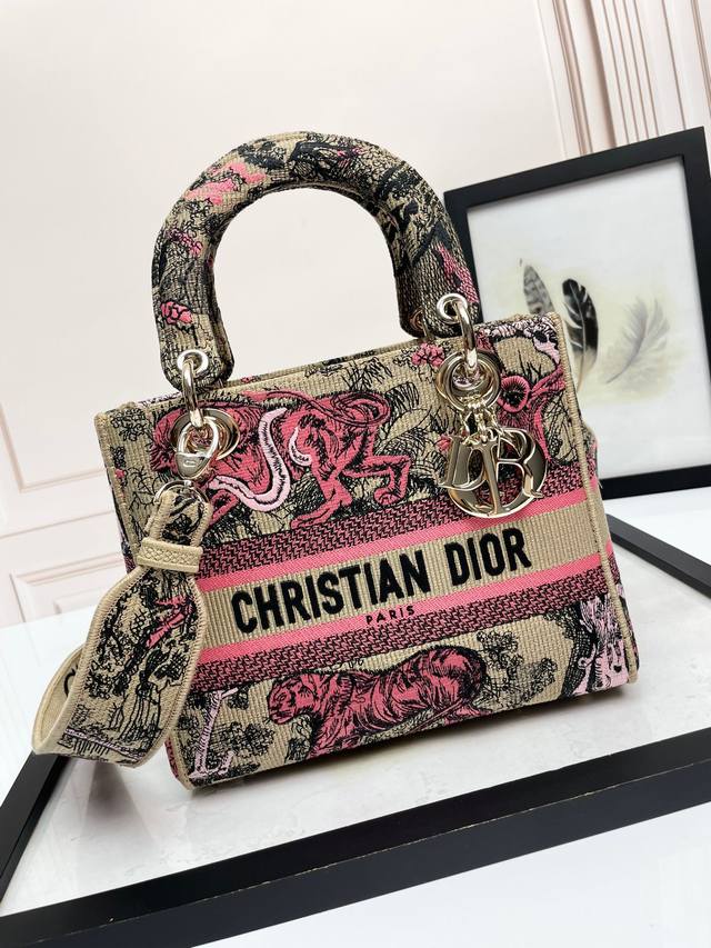 顶级原厂 配全套包装 手袋 杏土粉虎五格刺绣 这款 Lady D-Lite 手袋将经典优雅的气质与时尚风貌融为一体。通体饰以由彼得罗 鲁福 Pietro Ruf