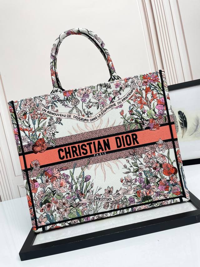 顶级原厂 配全套包装 托特 春季大42Cm 这款 Book Tote 手袋由 Dior 女装创意总监玛丽亚 嘉茜娅 蔻丽 Maria Grazia Chiuri