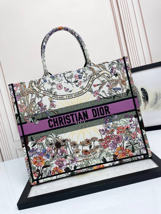 顶级原厂 配全套包装 托特 夏季大42Cm 这款 Book Tote 手袋由 Dior 女装创意总监玛丽亚 嘉茜娅 蔻丽 Maria Grazia Chiuri 顶级原厂 配全套包装 托特 夏季大42Cm 这款 Book Tote 手袋由 Dior 女装创意总监玛丽亚 嘉茜娅 蔻丽 Maria Grazia Chiuri