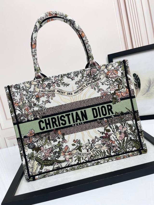 顶级原厂 配全套包装 托特 秋季36Cm 这款 Book Tote 手袋由 Dior 女装创意总监玛丽亚 嘉茜娅 蔻丽 Maria Grazia Chiuri 顶级原厂 配全套包装 托特 秋季36Cm 这款 Book Tote 手袋由 Dior 女装创意总监玛丽亚 嘉茜娅 蔻丽 Maria Grazia Chiuri