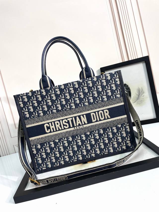 顶级原厂 配全套包装 刺绣牛皮革兰D中号 顶级版本 进口面料 采用优质五金，进口车缝线 这款 Dior Book Tote 手袋以优雅的风格诠释玛丽亚 嘉茜娅