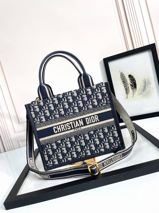 顶级原厂 配全套包装 刺绣牛皮革兰D小号 顶级版本 进口面料 采用优质五金，进口车缝线 这款 Dior Book Tote 手袋以优雅的风格诠释玛丽亚 嘉茜娅