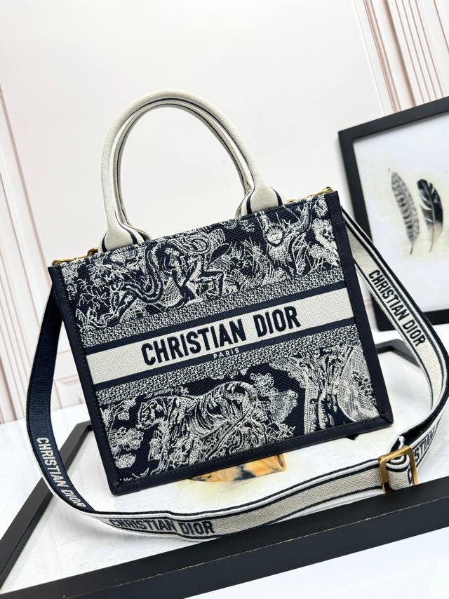 顶级原厂 配全套包装 刺绣牛皮革新兰虎小号 顶级版本 进口面料 采用优质五金，进口车缝线 这款 Dior Book Tote 手袋以优雅的风格诠释玛丽亚 嘉茜娅