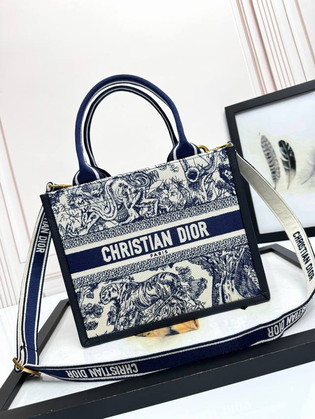 顶级原厂 配全套包装 刺绣牛皮革兰虎小号 顶级版本 进口面料 采用优质五金，进口车缝线 这款 Dior Book Tote 手袋以优雅的风格诠释玛丽亚 嘉茜娅