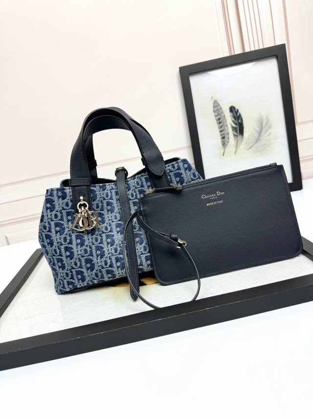 顶级原厂 配全套包装 小号 牛仔D兰布 顶级版本 进口面料 采用优质五金，进口车缝线 这款 Dior Toujours 手袋休闲实用，别具一格。采用蓝色 Den