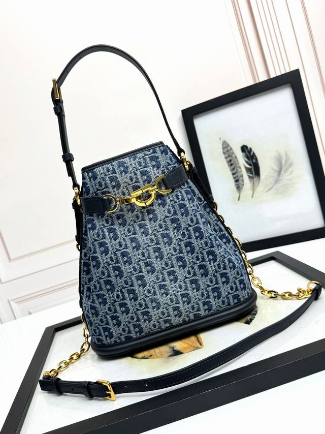 顶级原厂 配全套包装 中号 ' 牛仔D兰布 采用优质五金，进口车缝线 这款 C'est Dior 手袋是二零二三秋季新品，优雅而经典。饰以牛仔蓝色 Obliqu