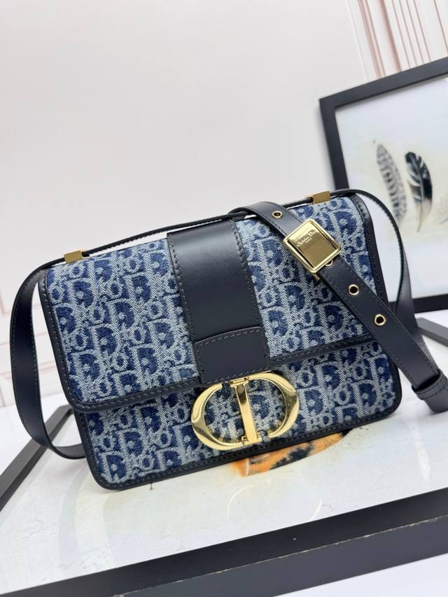 顶级原厂 配全套包装 牛仔D兰布 蒙田皮带大号25Cm 牛仔D蓝色Dior Oblique提花帆布翻盖式手袋，搭配Cd字母锁扣。点缀深蓝牛皮细节，金色复古金属配