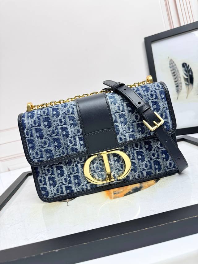 顶级原厂 配全套包装 链条牛仔D兰布 蒙田链条大号25Cm 牛仔蓝色Dior Oblique提花帆布翻盖式手袋,搭配Cd字母锁扣。点缀深蓝牛皮细节,金色复古金属 顶级原厂 配全套包装 链条牛仔D兰布 蒙田链条大号25Cm 牛仔蓝色Dior Oblique提花帆布翻盖式手袋,搭配Cd字母锁扣。点缀深蓝牛皮细节,金色复古金属