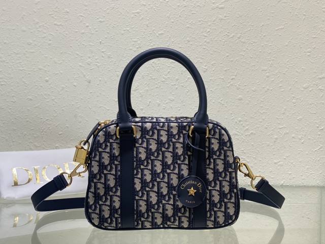 顶级原厂 配全套包装 中号 D-Vibe 保龄球包 这款 D-Vibe 保龄球包是二零二四秋季成衣系列新品,款式简约时尚。采用蓝色 Oblique 印花面料精心 顶级原厂 配全套包装 中号 D-Vibe 保龄球包 这款 D-Vibe 保龄球包是二零二四秋季成衣系列新品,款式简约时尚。采用蓝色 Oblique 印花面料精心