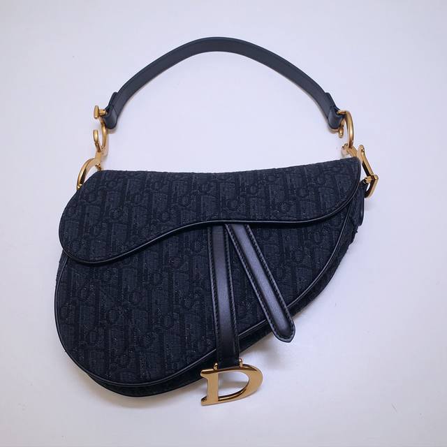 顶级原单 配全套 Saddle Bag马鞍包真是一款特别的存在！ 满满的时代感 手拎设计随意又时髦 谁用谁时髦 赶紧Get起来 款号6815 大号25.5X20