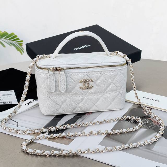 香奶奶25C早春系列化妆盒子包，经典黑白两色鱼子酱牛皮搭配一点点的复古外观设计，手柄的小Logo更是点睛之笔，爱了爱了 型号A P4504 P156 J0010