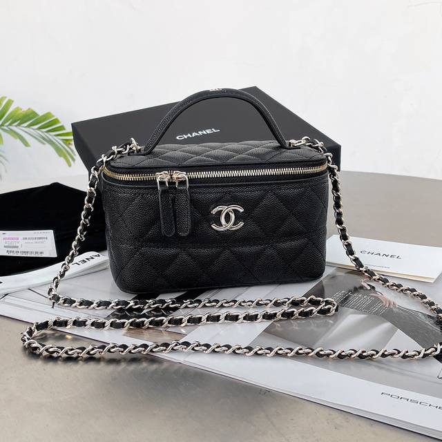 香奶奶25C早春系列化妆盒子包，经典黑白两色鱼子酱牛皮搭配一点点的复古外观设计，手柄的小Logo更是点睛之笔，爱了爱了 型号A P4504 P156 J0010