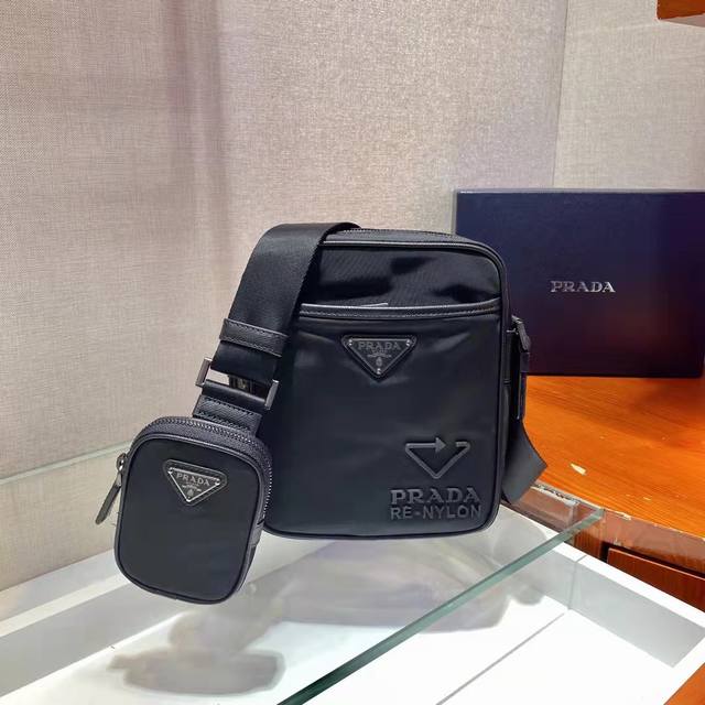 配原厂盒子 环保系列2Vh112A这款新颖的单肩包采用再生尼龙打造,来源于体育运动的设计灵感塑造百搭风格。可拆卸小袋彰显功能性。双徽标装饰闪耀品牌格调。简约又大 配原厂盒子 环保系列2Vh112A这款新颖的单肩包采用再生尼龙打造,来源于体育运动的设计灵感塑造百搭风格。可拆卸小袋彰显功能性。双徽标装饰闪耀品牌格调。简约又大