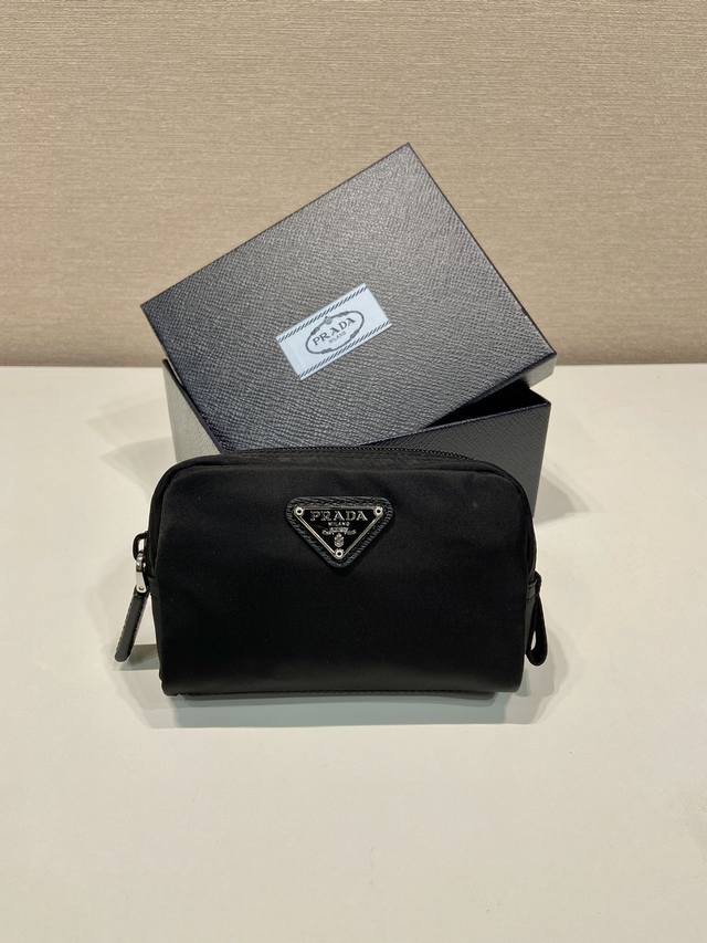 小手包1Na339新品 这款手拿包采用创新性的Prada Re-Nylon再生尼龙打造。袋口拉琏设计，内袋配有一条拉链口袋，顶级五金，容量空间大，卡片 车钥匙